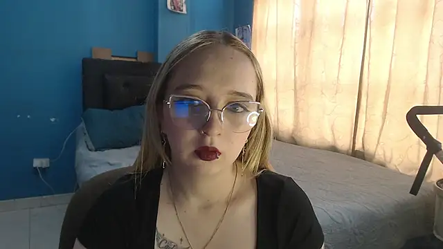 Liaroberts1 online show from 10-20-25, 11:54