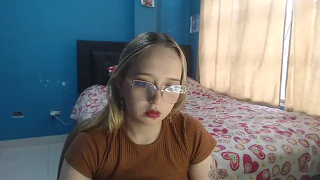 Liaroberts1 online show from 12-04-25, 12:14