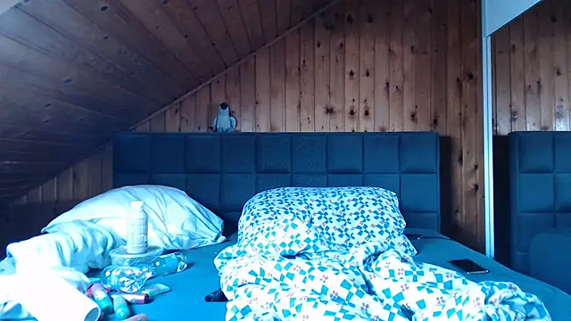 BoeseMoni1998 online show from 10-19-25, 08:37