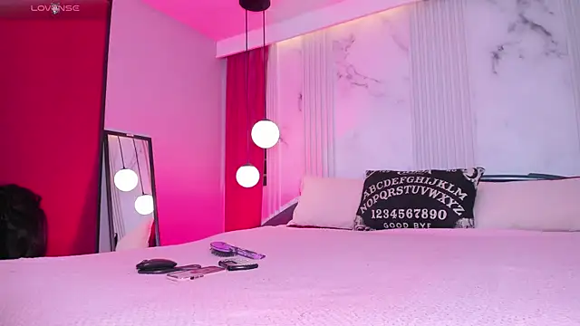 Snapshot of ninaevanss_ chatting on 11-28-25, 08:22 ninaevanss online show from 11-28-25, 08:22