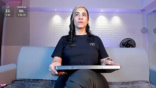 Snapshot of violet_scott chatting on 01-27-25, 10:49 violet scott online show from 01-27-25, 10:49