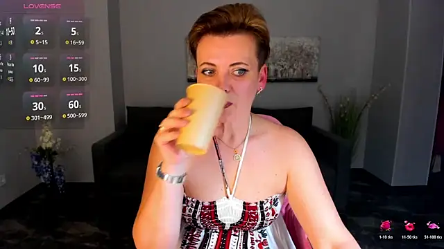 Julia Wilsone online show from 11-28-25, 01:14