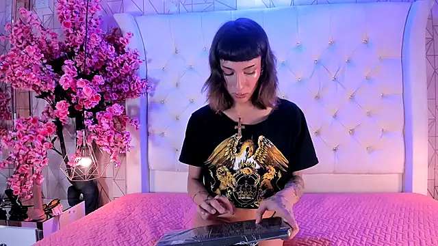 MadisonWood01 online show from 11-04-25, 02:16