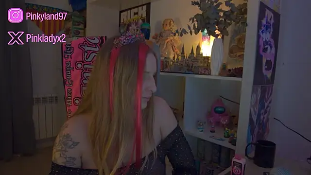 Snapshot of Pinkyladyxxx chatting on 02-15-26, 11:45 Pinkyladyxxx online show from 02-15-26, 11:45