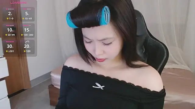 Lin SiYee online show from 03-06-25, 01:37