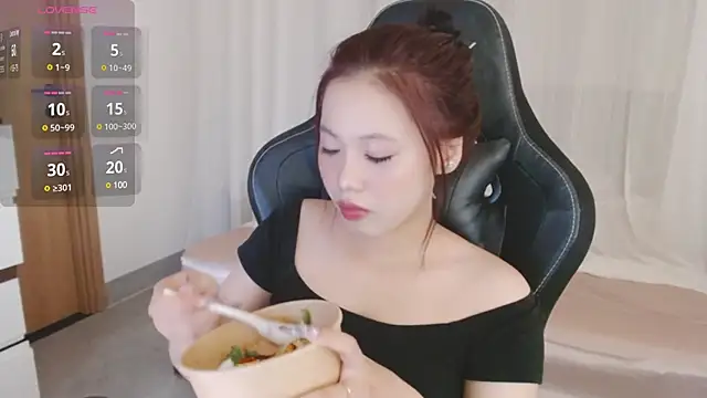 Lin SiYee online show from 03-14-25, 04:32