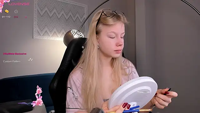 Sarra Cooper online show from 12-11-24, 01:05