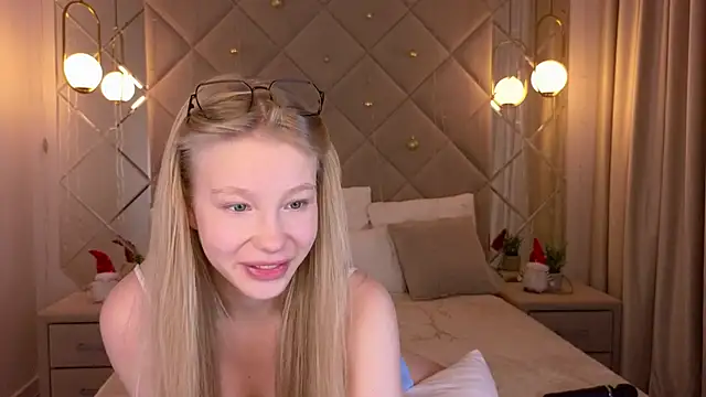 Sarra Cooper online show from 12-27-24, 04:15