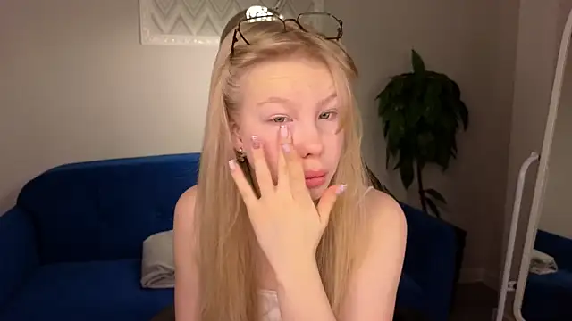 Sarra Cooper online show from 12-30-24, 01:04