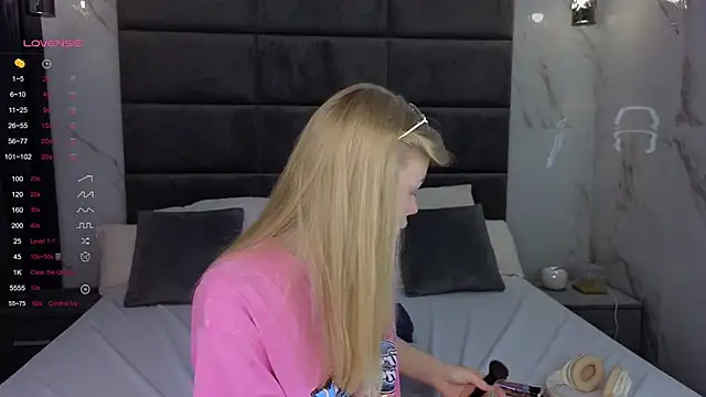 Sarra Cooper online show from 03-12-25, 01:14