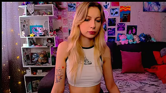 Snapshot of Maria_Hunt chatting on 02-15-25, 04:36 Maria Hunt online show from 02-15-25, 04:36