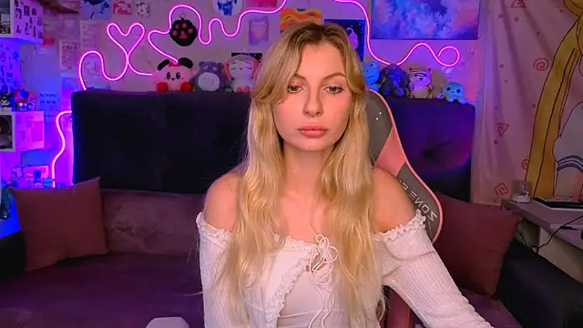 Snapshot of Maria_Hunt chatting on 10-16-25, 04:57 Maria Hunt online show from 10-16-25, 04:57