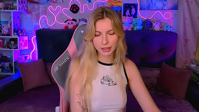 Snapshot of Maria_Hunt chatting on 10-17-25, 03:42 Maria Hunt online show from 10-17-25, 03:42