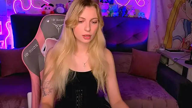 Snapshot of Maria_Hunt chatting on 10-22-25, 02:23 Maria Hunt online show from 10-22-25, 02:23