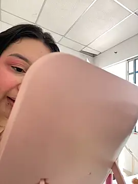 Snapshot of Pretty_Isadora chatting on 02-04-25, 05:34 Pretty Isadora online show from 02-04-25, 05:34