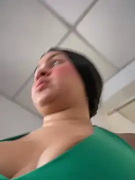 Snapshot of Pretty_Isadora chatting on 02-13-25, 09:49 Pretty Isadora online show from 02-13-25, 09:49