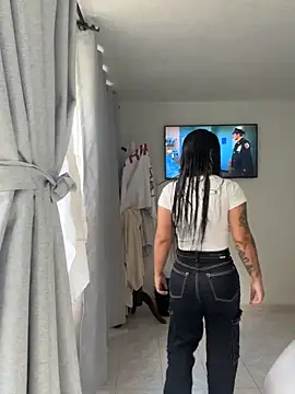 Snapshot of Pretty_Isadora chatting on 10-24-25, 09:22 Pretty Isadora online show from 10-24-25, 09:22