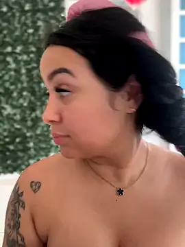 Snapshot of Pretty_Isadora chatting on 11-20-25, 05:12 Pretty Isadora online show from 11-20-25, 05:12