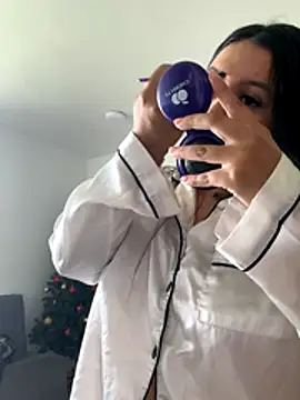 Snapshot of Pretty_Isadora chatting on 12-15-25, 04:33 Pretty Isadora online show from 12-15-25, 04:33