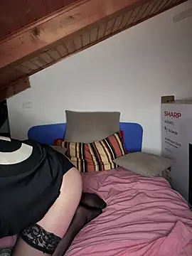 Snapshot of OniricFemme chatting on 03-12-25, 10:28 OniricFemme online show from 03-12-25, 10:28