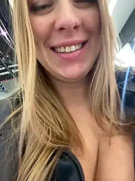 Snapshot of Sweet___Emily chatting on 01-21-25, 03:21 Sweet   Emily online show from 01-21-25, 03:21