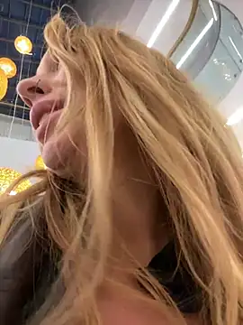 Snapshot of Sweet___Emily chatting on 02-04-25, 02:53 Sweet   Emily online show from 02-04-25, 02:53