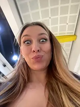 Snapshot of Sweet___Emily chatting on 02-12-25, 03:27 Sweet   Emily online show from 02-12-25, 03:27