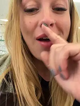 Snapshot of Sweet___Emily chatting on 03-12-25, 04:02 Sweet   Emily online show from 03-12-25, 04:02