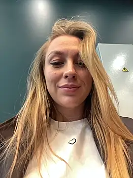 Snapshot of Sweet___Emily chatting on 10-03-25, 01:52 Sweet   Emily online show from 10-03-25, 01:52