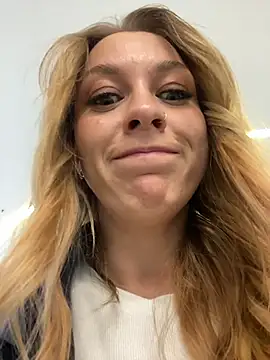 Snapshot of Sweet___Emily chatting on 10-06-25, 01:19 Sweet   Emily online show from 10-06-25, 01:19