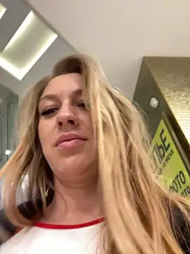 Snapshot of Sweet___Emily chatting on 10-14-25, 01:45 Sweet   Emily online show from 10-14-25, 01:45