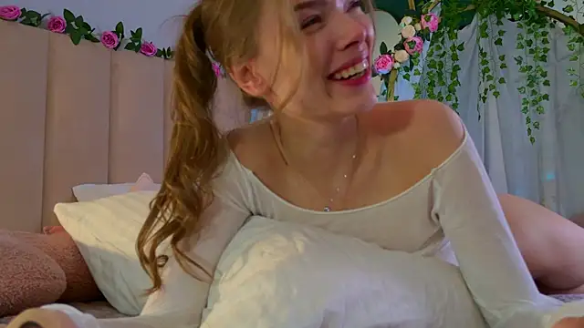 Eva Natsumi online show from 12-08-24, 11:35