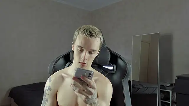 Snapshot of MasonWarholl chatting on 12-11-24, 12:34 MasonWarholl online show from 12-11-24, 12:34