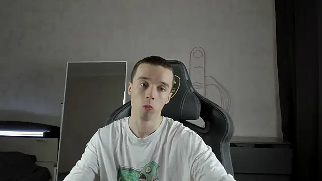 Snapshot of MasonWarholl chatting on 01-09-25, 02:40 MasonWarholl online show from 01-09-25, 02:40