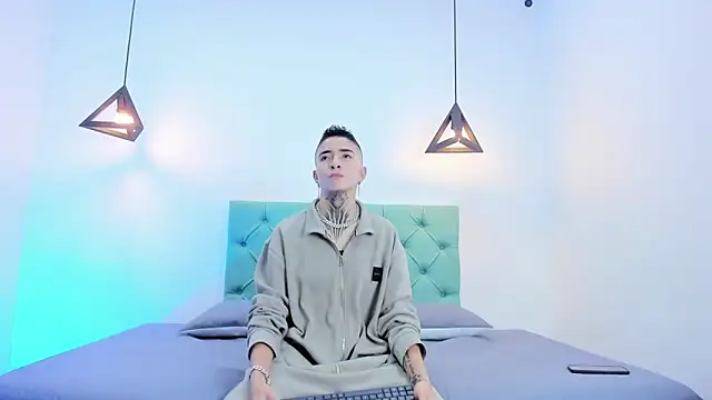 Tinny and Candy online show from 12-24-24, 01:28