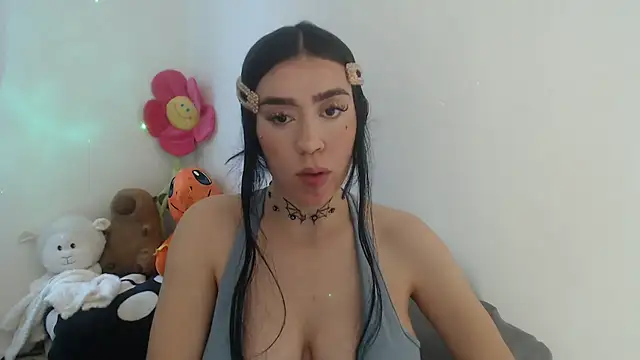 Julieta De Los Angeles online show from 04-13-26, 10:15