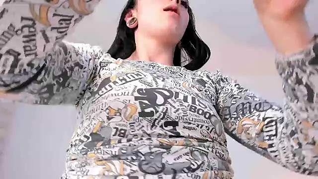 Snapshot of liaqueen610 chatting on 12-19-24, 02:45 liaqueen610 online show from 12-19-24, 02:45