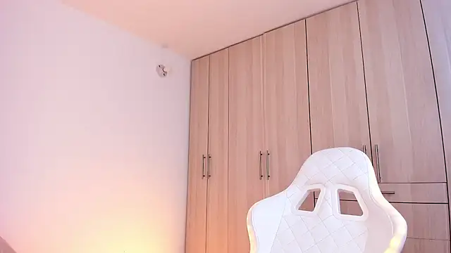 Snapshot of liaqueen610 chatting on 12-19-24, 09:38 liaqueen610 online show from 12-19-24, 09:38