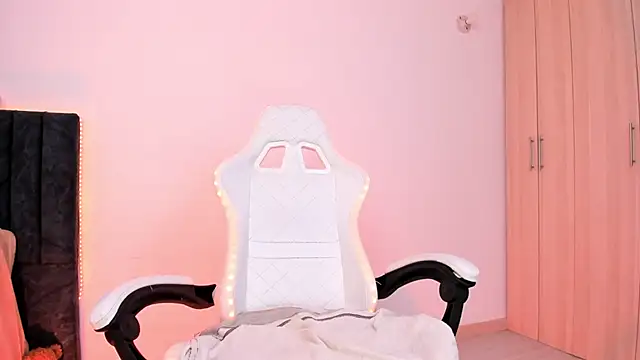 Snapshot of liaqueen610 chatting on 03-18-25, 04:26 liaqueen610 online show from 03-18-25, 04:26