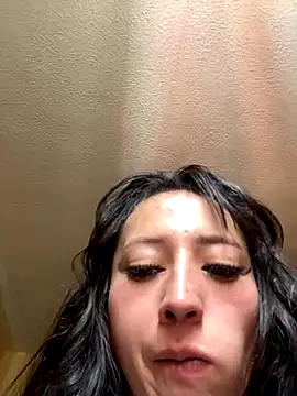 Snapshot of liaqueen610 chatting on 10-28-25, 04:20 liaqueen610 online show from 10-28-25, 04:20