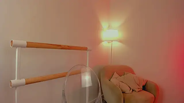 Snapshot of EmiliaDreams chatting on 03-06-25, 05:22 EmiliaDreams online show from 03-06-25, 05:22