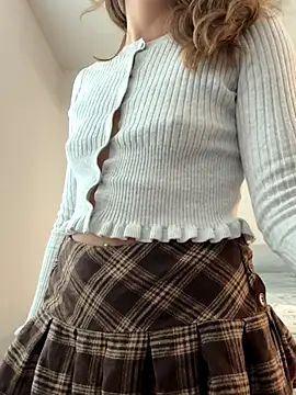 Snapshot of 18petitewhitegirl chatting on 10-17-25, 12:25 18petitewhitegirl online show from 10-17-25, 12:25