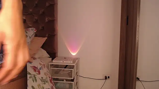 Roussmariehenao online show from 12-14-25, 01:16