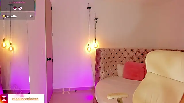 Snapshot of madisson_davon chatting on 10-14-25, 08:31 madisson davon online show from 10-14-25, 08:31