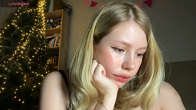 Snapshot of HoneyAudrey chatting on 12-19-24, 03:07 HoneyAudrey online show from 12-19-24, 03:07