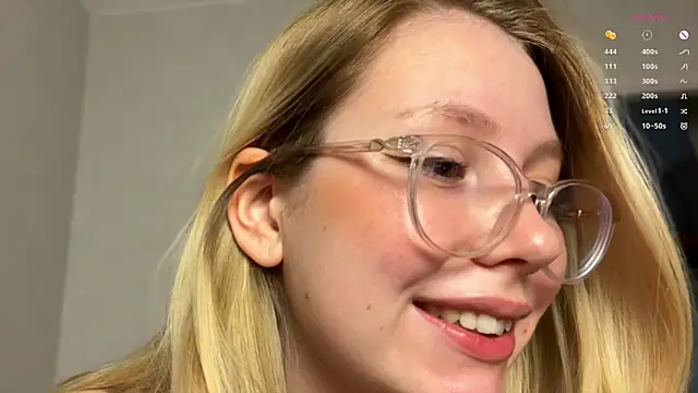 Snapshot of HoneyAudrey chatting on 01-18-25, 02:47 HoneyAudrey online show from 01-18-25, 02:47