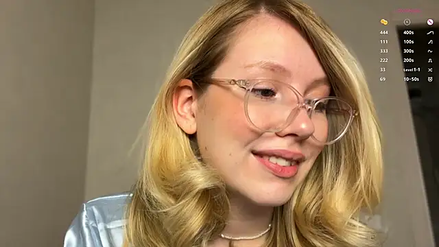 Snapshot of HoneyAudrey chatting on 01-27-25, 01:37 HoneyAudrey online show from 01-27-25, 01:37