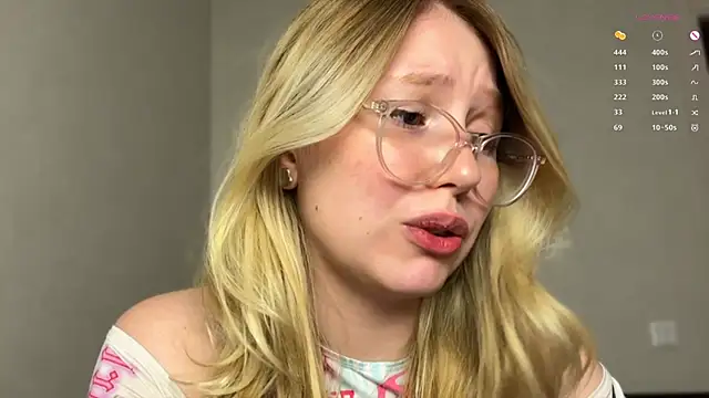 Snapshot of HoneyAudrey chatting on 01-29-25, 11:30 HoneyAudrey online show from 01-29-25, 11:30