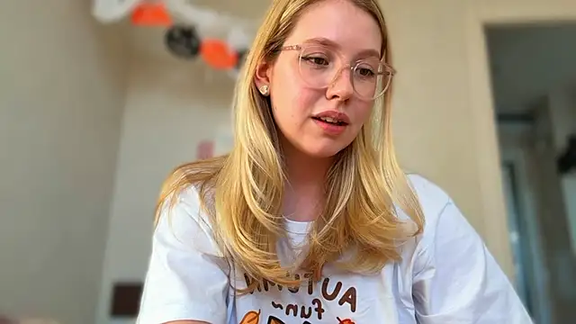 Snapshot of HoneyAudrey chatting on 10-16-25, 03:07 HoneyAudrey online show from 10-16-25, 03:07