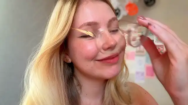 Snapshot of HoneyAudrey chatting on 10-20-25, 02:23 HoneyAudrey online show from 10-20-25, 02:23